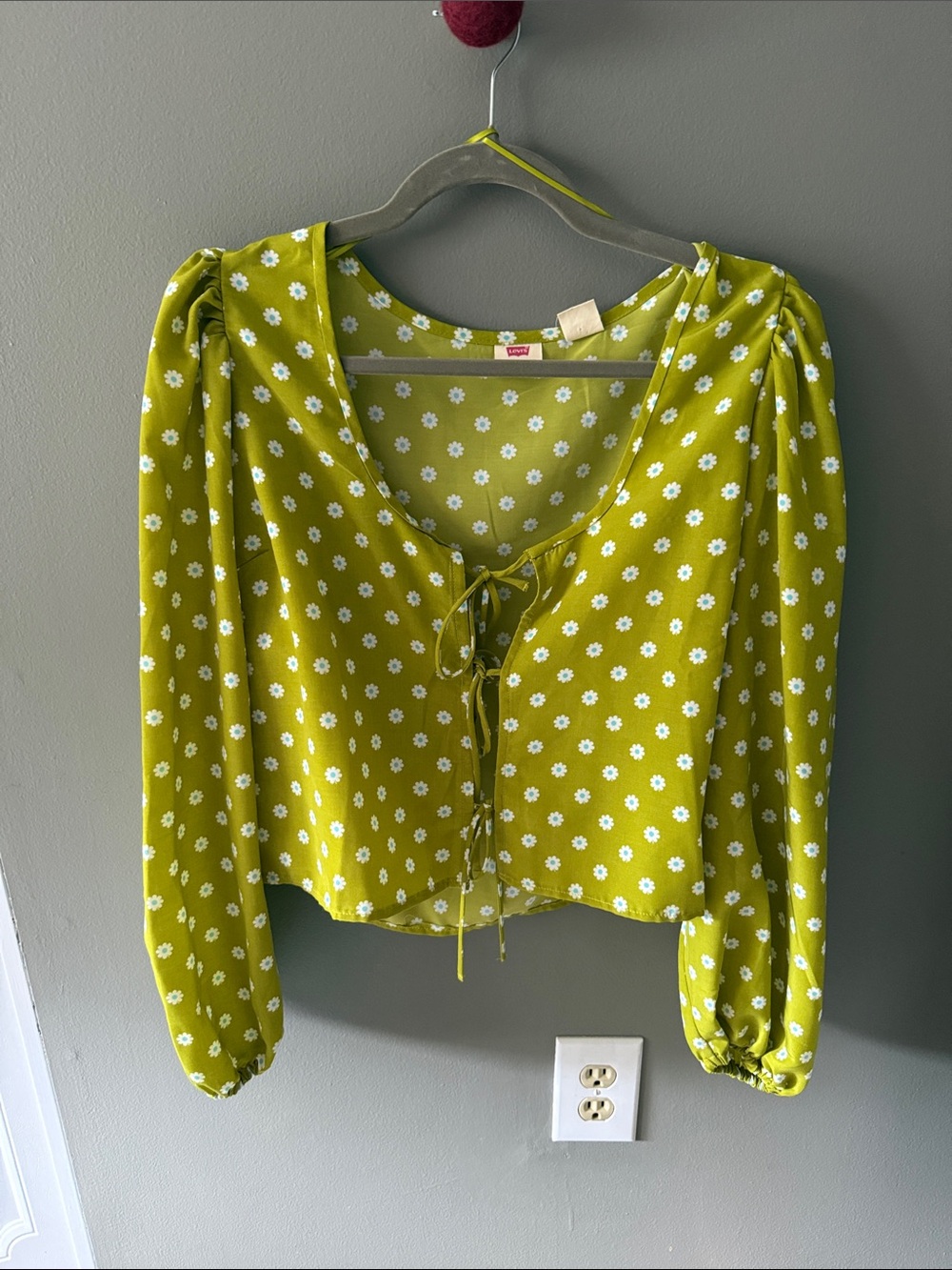 Levi’s Daisy-Print Lime Green Tie-Front Blouse 💚 🌼